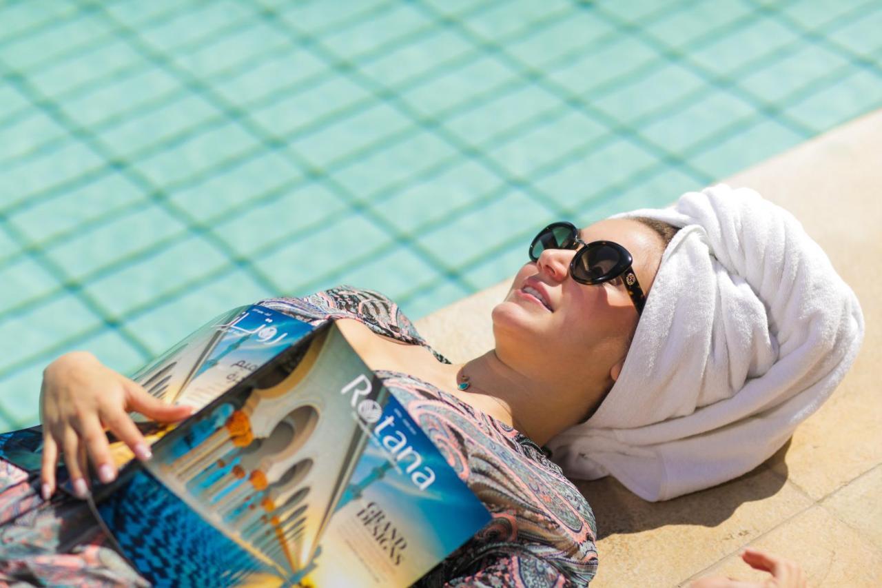 Готель Gefinor Rotana - Бейрут Екстер'єр фото A woman sunbathing