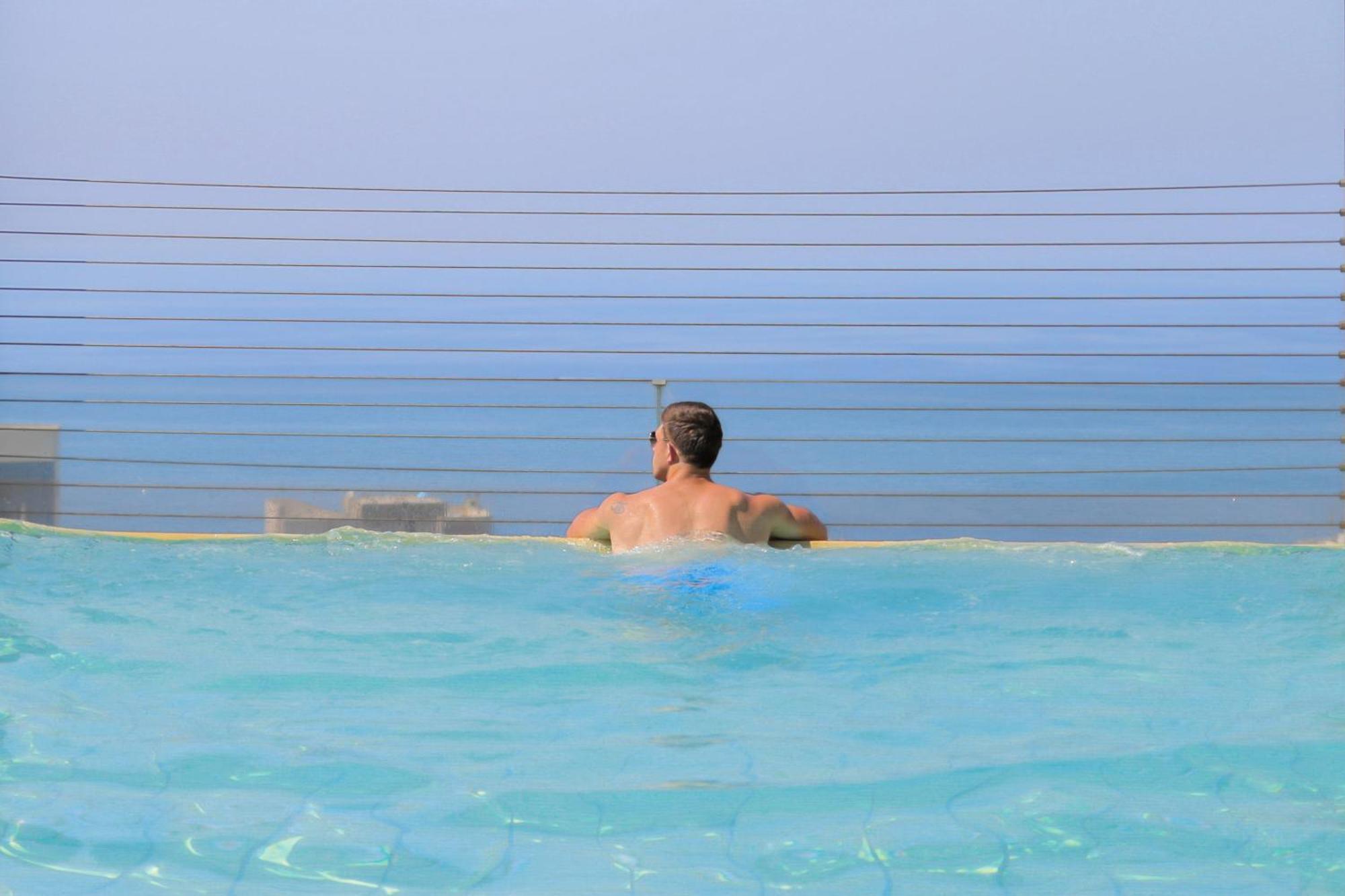 Готель Gefinor Rotana - Бейрут Екстер'єр фото Swimming pool at the Dead Sea