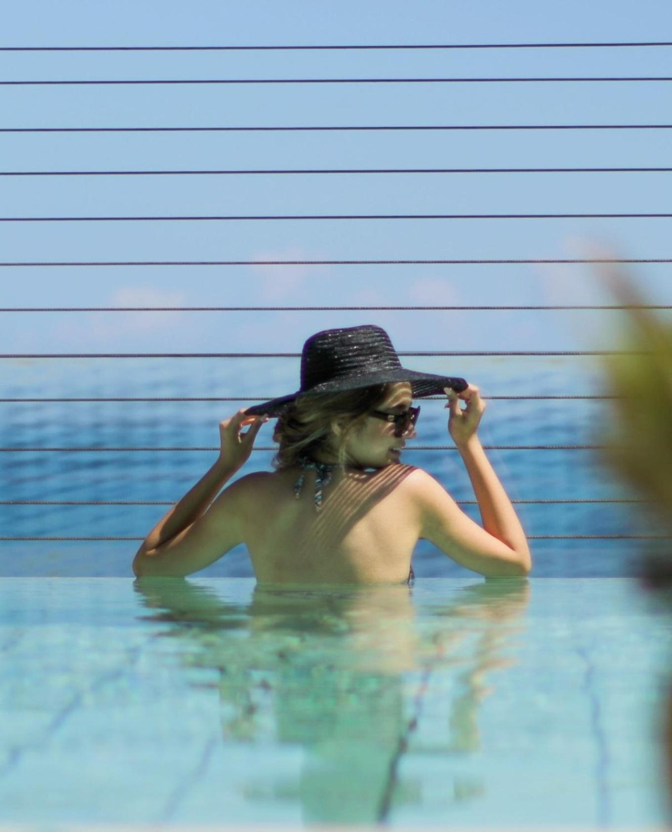 Готель Gefinor Rotana - Бейрут Екстер'єр фото A woman wearing a sun hat