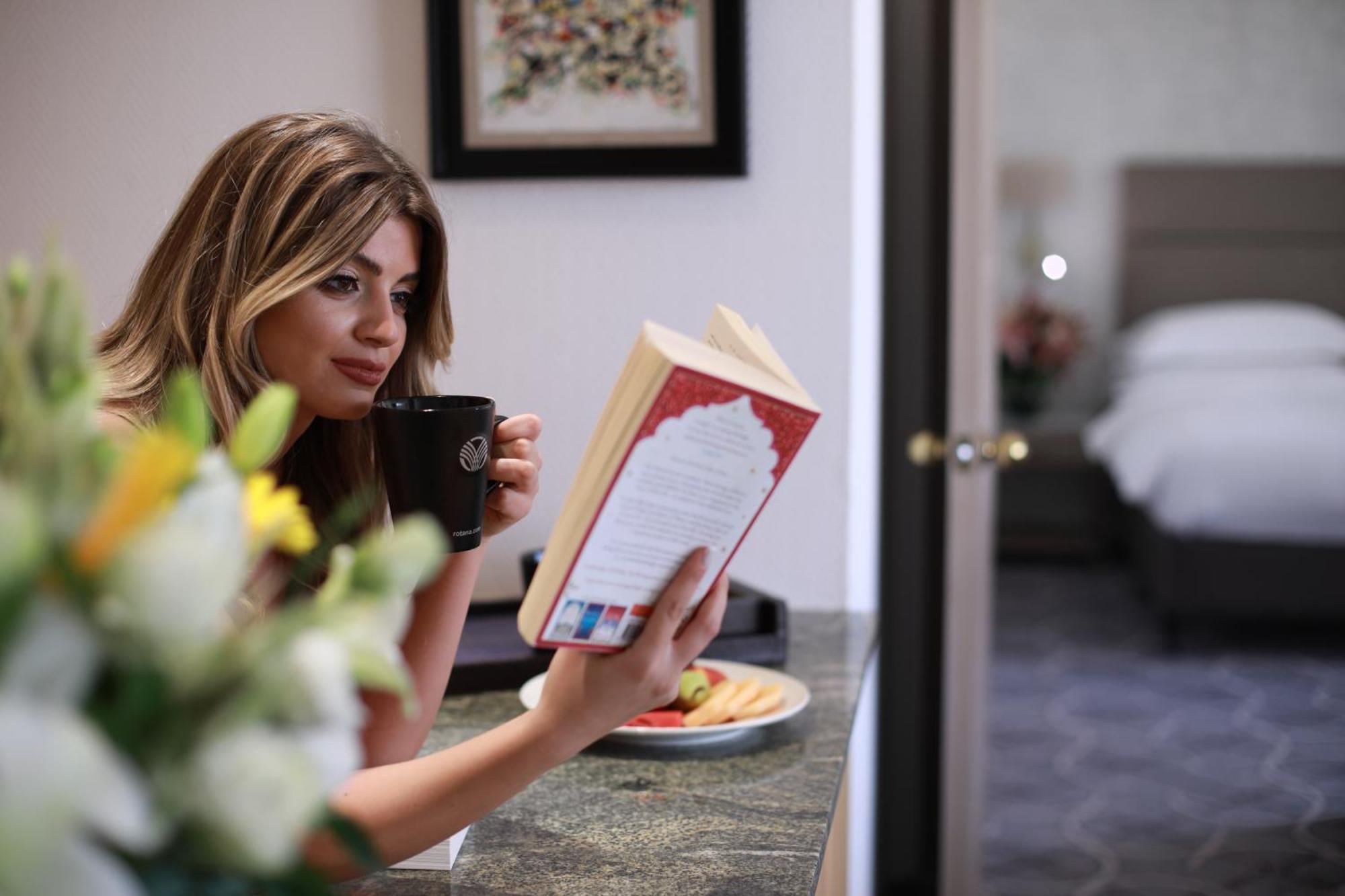 Готель Gefinor Rotana - Бейрут Екстер'єр фото A woman reading a book