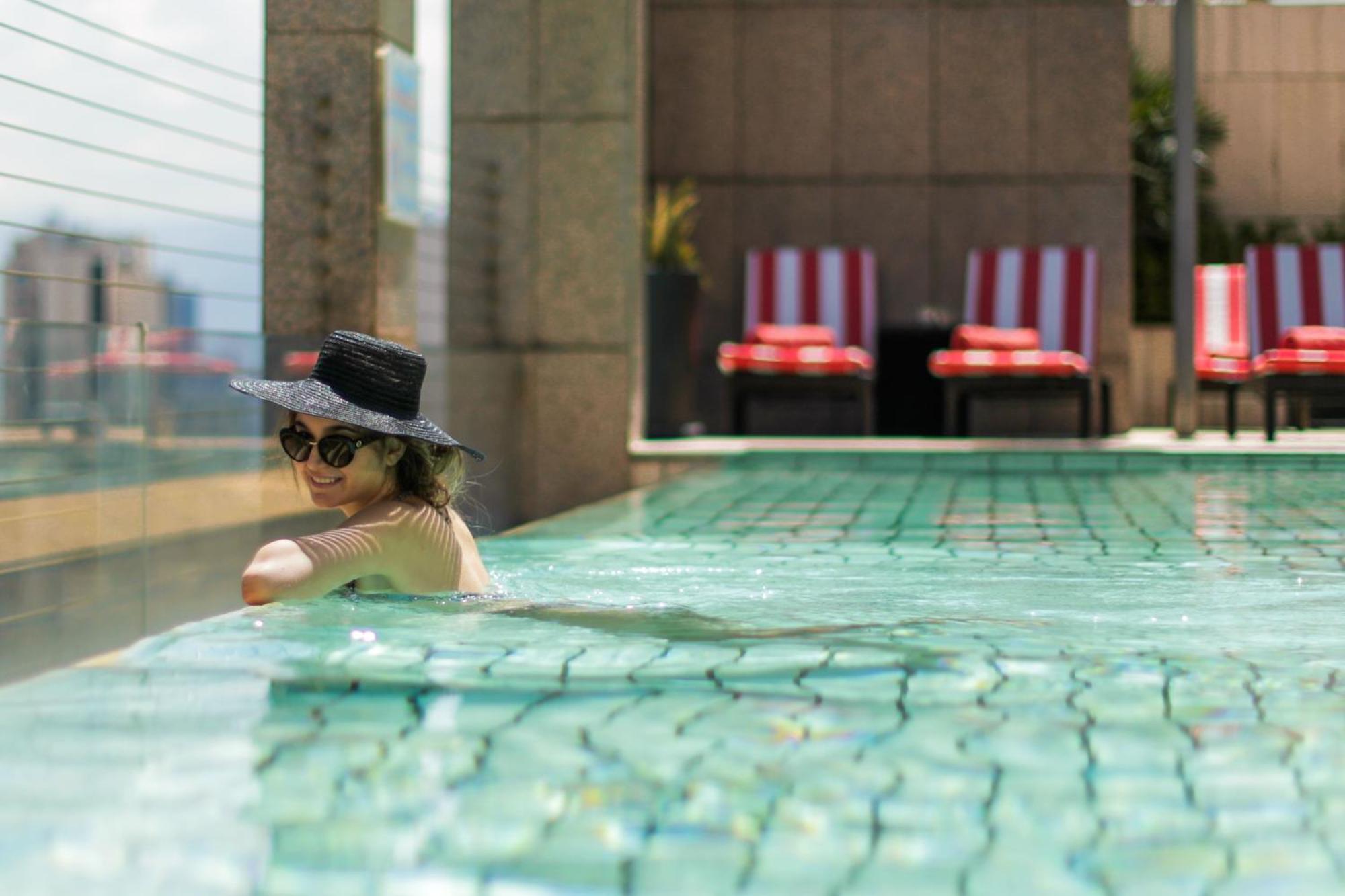 Готель Gefinor Rotana - Бейрут Екстер'єр фото The swimming pool at the hotel