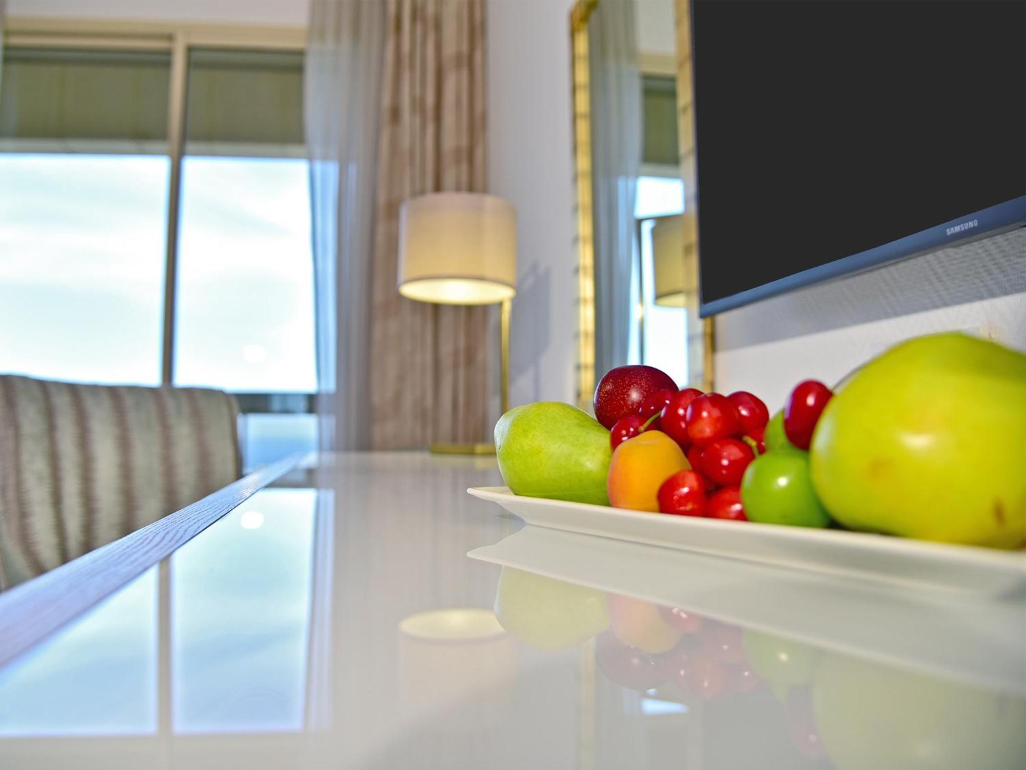 Готель Gefinor Rotana - Бейрут Екстер'єр фото A fruit plate