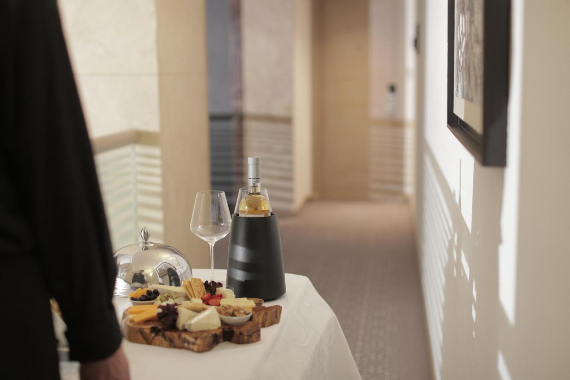 Готель Gefinor Rotana - Бейрут Екстер'єр фото A room service tray
