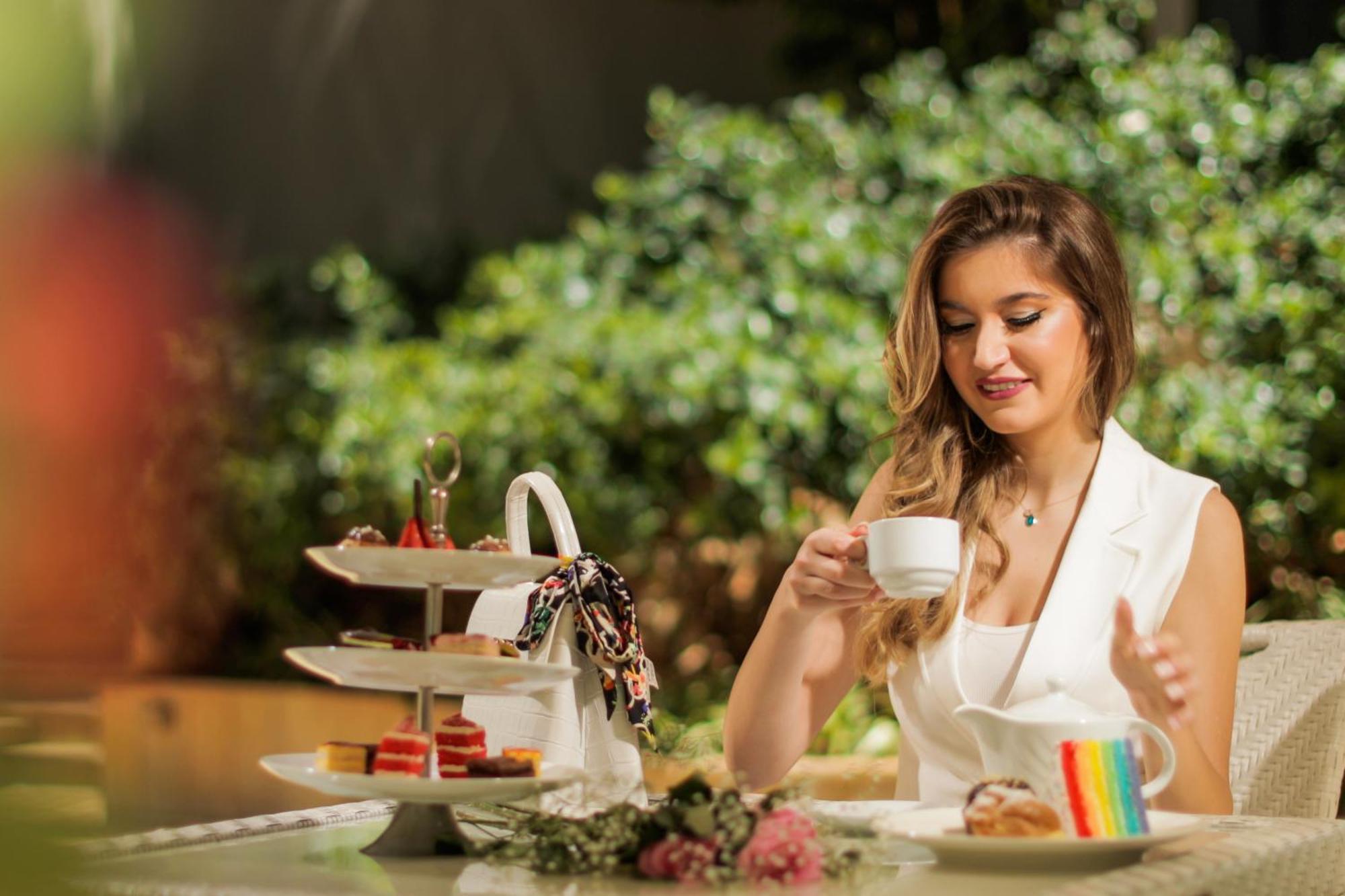 Готель Gefinor Rotana - Бейрут Екстер'єр фото A woman drinking tea