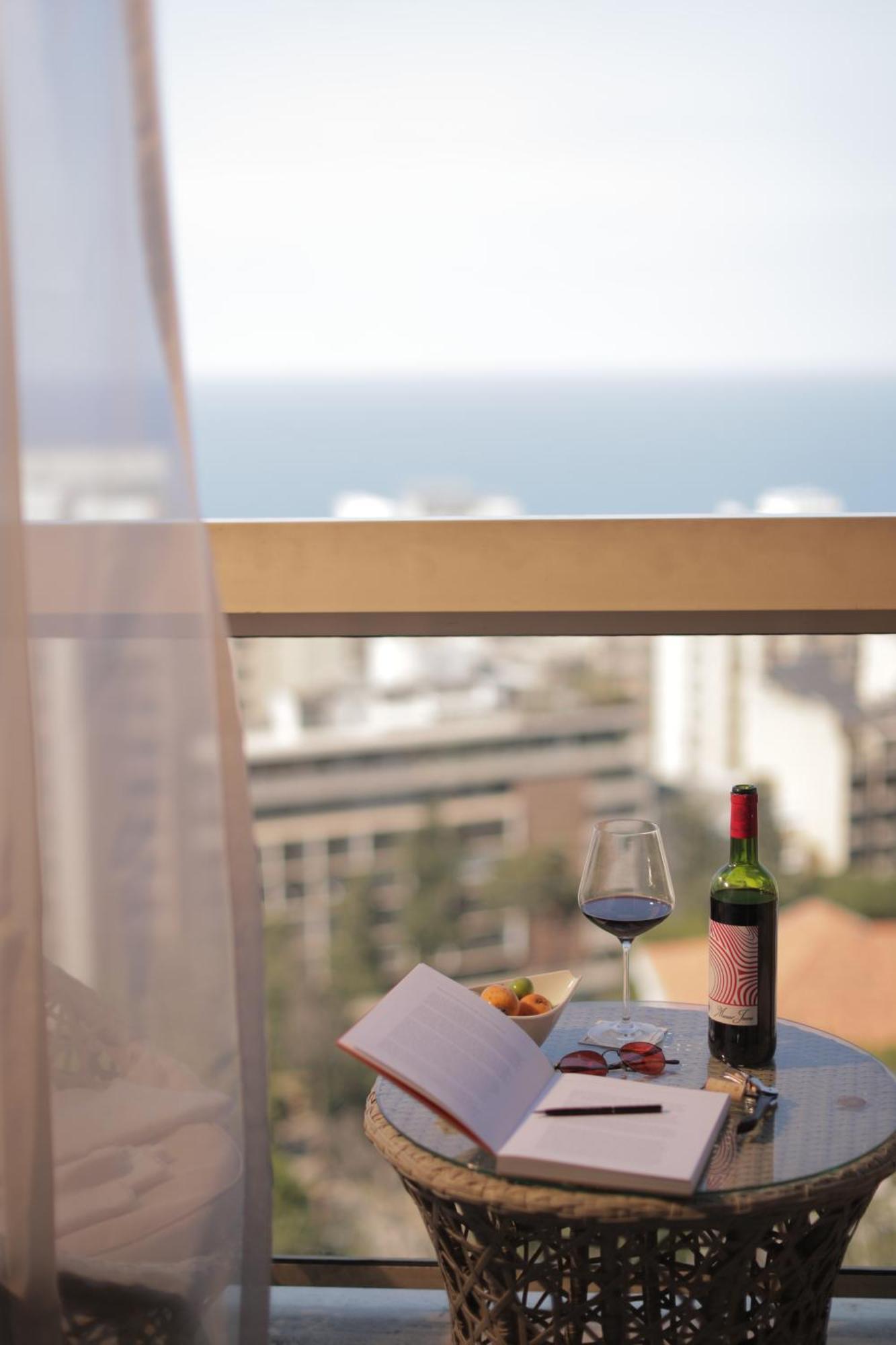 Готель Gefinor Rotana - Бейрут Екстер'єр фото A wine bottle and glass