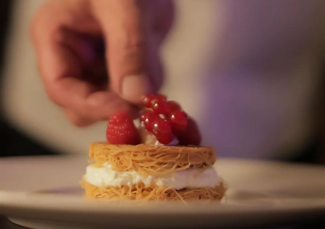 Готель Gefinor Rotana - Бейрут Екстер'єр фото A pastry chef finishing a dessert