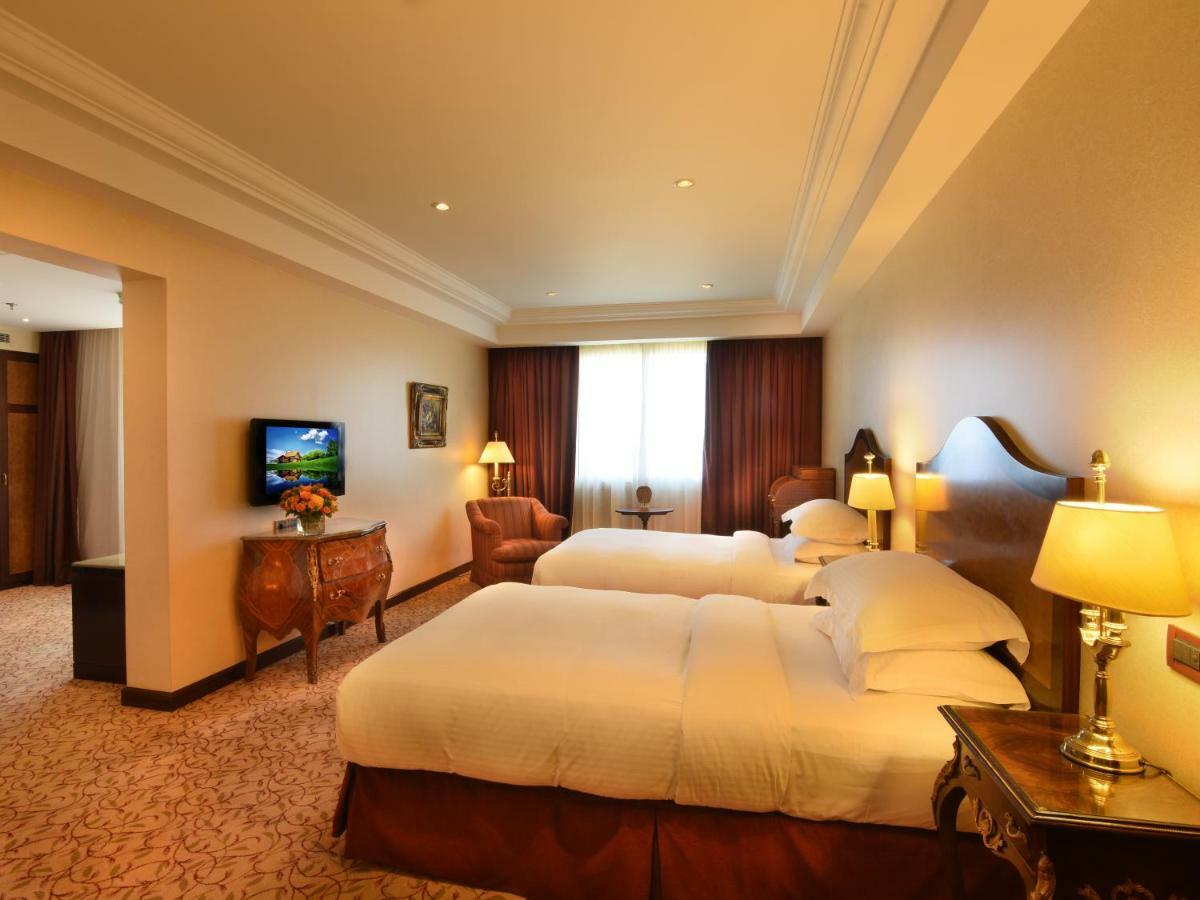 Готель Gefinor Rotana - Бейрут Екстер'єр фото A room at the hotel