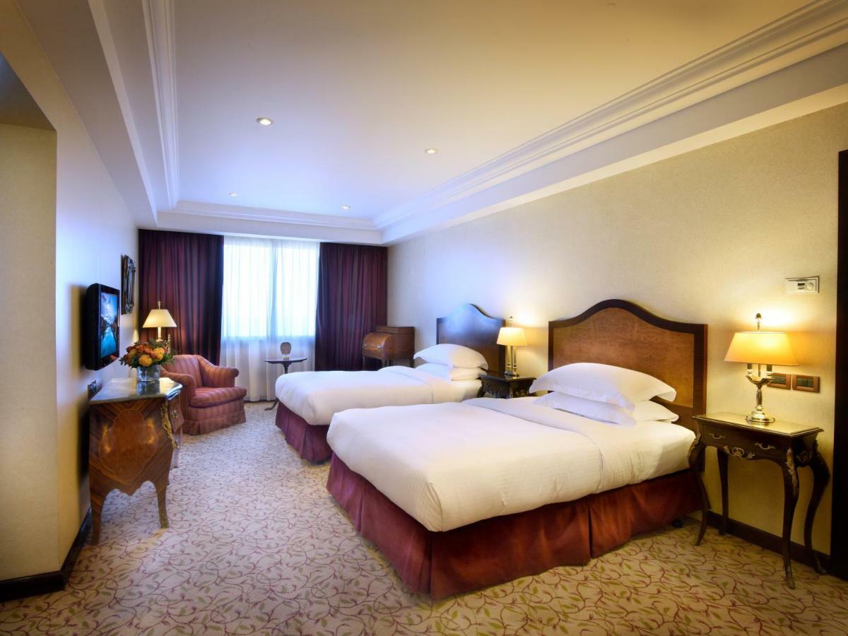 Готель Gefinor Rotana - Бейрут Екстер'єр фото A room at the hotel