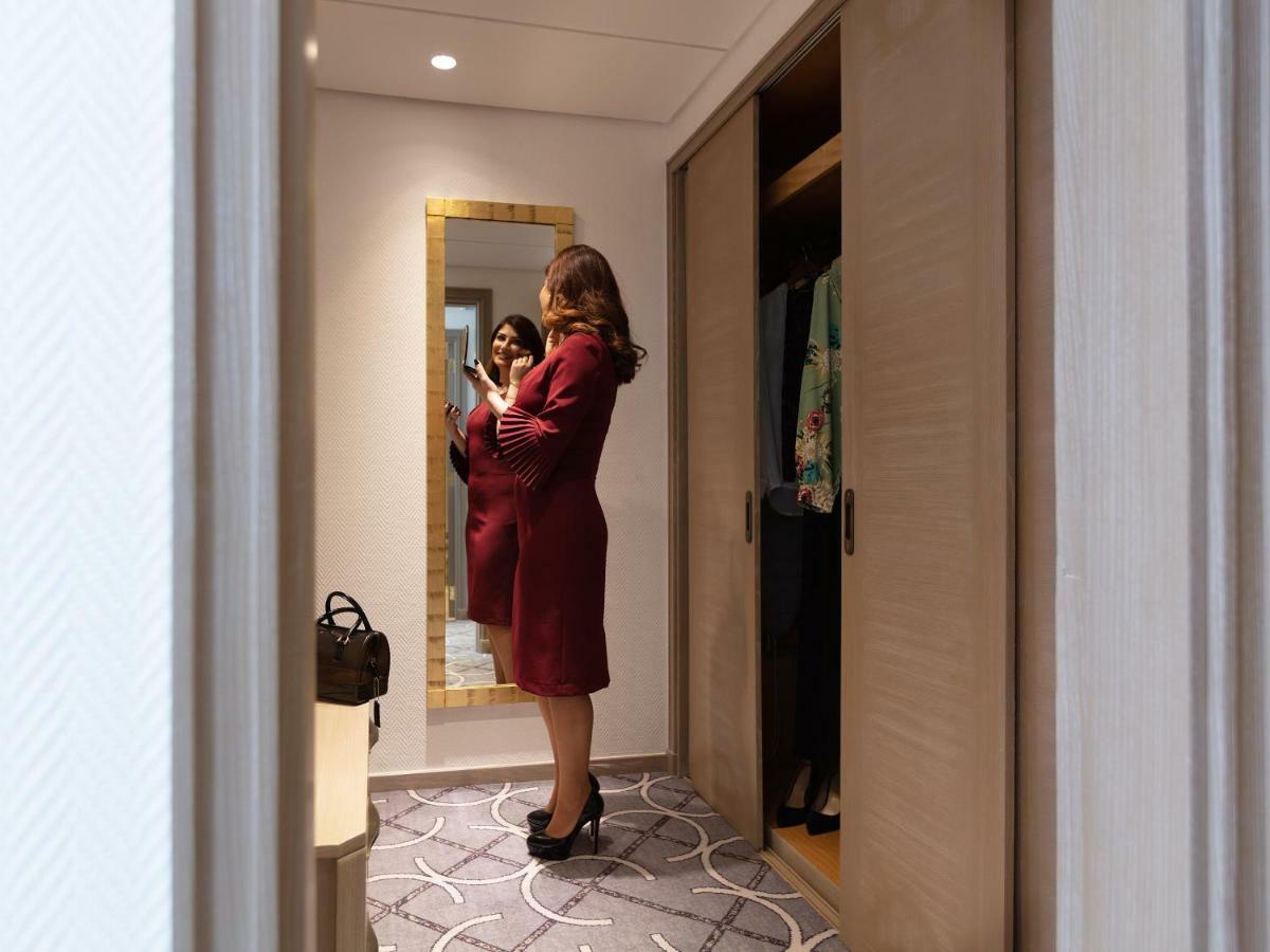 Готель Gefinor Rotana - Бейрут Екстер'єр фото A woman in a hotel room